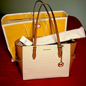 MICHAEL KORS GILLY LARGE DRAWSTRING TOTE VANILLA /BROWN SIGNATURE COLOR